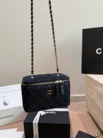 CHANEL vanity bag size: 16x10x8cm - Image 4