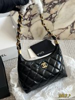 CHANEL 24A HOBO BAG,SIZE : 26 X 17cm