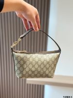 Gucci bag size :   19x18x11cm