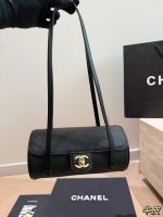 CHANEL 26P BAG , SIZE ：22X 10cm