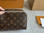 LOUIS VUITTON  lv toiletry bag - Image 3