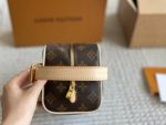 LOUIS VUITTON  lv toiletry bag - Image 7
