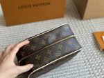 LOUIS VUITTON  lv toiletry bag - Image 5