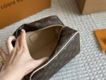 LOUIS VUITTON  lv toiletry bag - Image 4