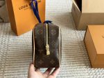 LOUIS VUITTON  lv toiletry bag - Image 6