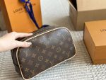 LOUIS VUITTON  lv toiletry bag - Image 7
