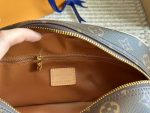 LOUIS VUITTON  lv toiletry bag - Image 9