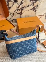 LOUIS VUITTON lv BAG SIZE : 22 X 13cm