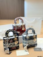 DIOR LADY DIOR SIZE :  20X 17cm - Image 3