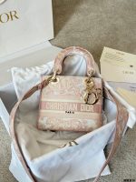 DIOR LADY DIOR size : 20 cm