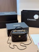 CHANEL VANITY SIZE : 19 CM