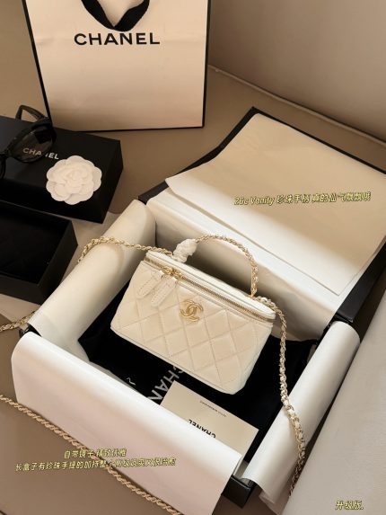CHANEL 26C VANITY  SIZE :  18 X 11cm