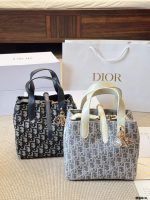 𝑫𝒊𝒐𝒓 𝒕𝒐𝒖𝒋𝒐𝒖𝒓𝒔 bag size:  20 cm