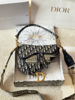 DIOR SADDLE SIZE :  25 X 20cm