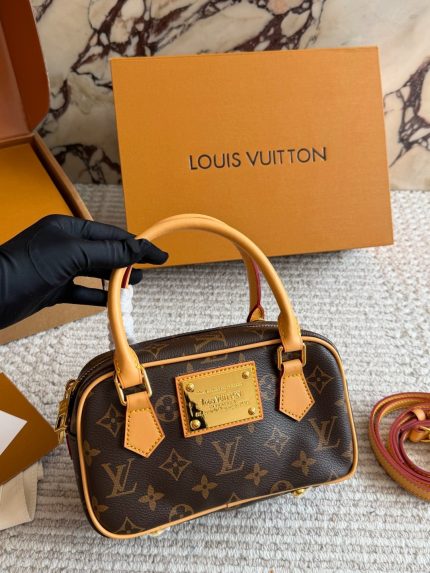 LOUIS VUITTON lv BAG  SIZE :  21 X 12cm