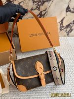 LOUIS VUITTON lv BAG SIZE : 26 CM