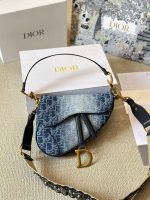 DIOR SADDLE SIZE : 25 X 20cm