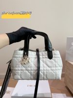 𝑫𝒊𝒐𝒓 𝒕𝒐𝒖𝒋𝒐𝒖𝒓𝒔 bag size：24*15cm