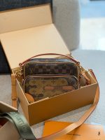 LOUIS VUITTON Lv camera bag size : 23 cm - Image 6
