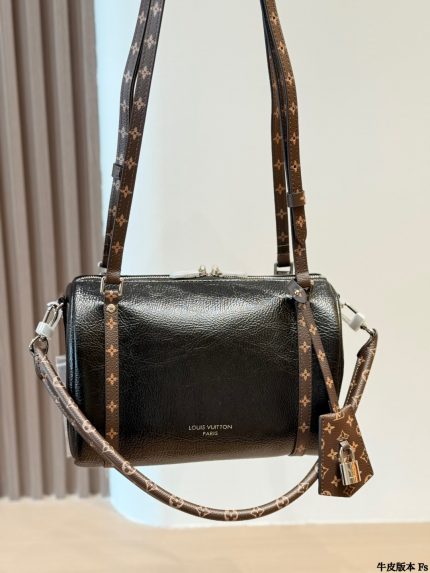 LOUIS VUITTON lv Express  BAG SIZE :  25  X 15cm