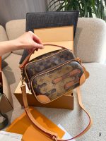 LOUIS VUITTON Lv camera bag size : 23 cm - Image 7