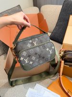 LOUIS VUITTON Lv camera bag size : 23 cm