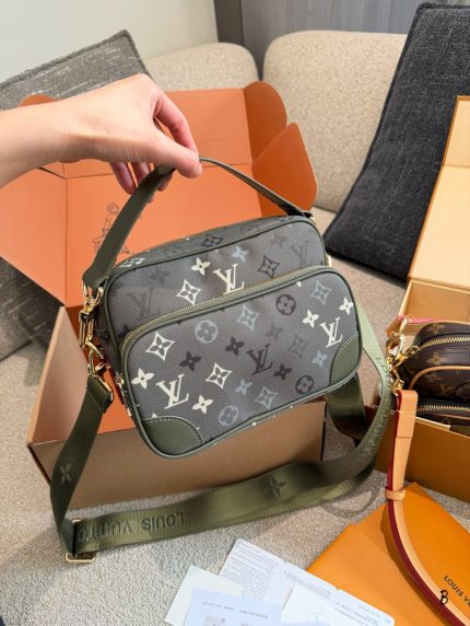 LOUIS VUITTON Lv camera bag size : 23 cm