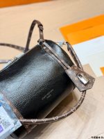 LOUIS VUITTON lv Express  BAG SIZE :  25  X 15cm - Image 4