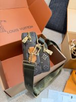 LOUIS VUITTON Lv camera bag size : 23 cm - Image 5