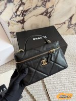 CHANEL 25C LP vanity  size : 19x 12 cm