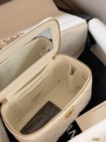 CHANEL 26C VANITY  SIZE :  18 X 11cm - Image 8