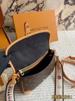 LOUIS VUITTON lv BAG SIZE : 26 CM - Image 9