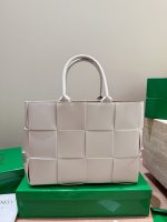Bottega veneta BV Andiamo tote size : 34X24 cm
