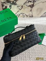Bottega veneta  BV LP vanity bag size : 23 x 14cm - Image 2