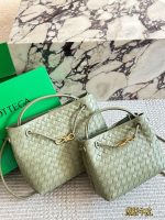Bottega veneta BV Andiamo tote size : 25*22cm    / 36*30cm
