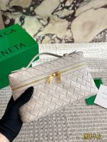 Bottega veneta  BV LP vanity bag size : 23 x 14cm - Image 3