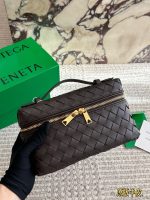 Bottega veneta  BV LP vanity bag size : 23 x 14cm - Image 4