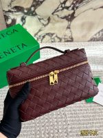 Bottega veneta  BV LP vanity bag size : 23 x 14cm