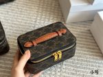 Celine vanity toiletry bag size：  35 × 25 × 10（cm）/28 × 16 ×   9（cm）/小号 16  × 11 ×   7（cm） - Image 5