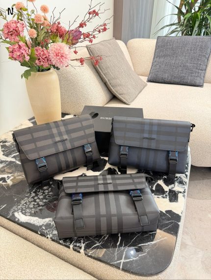Burberry man bag size :  29x8.5x17.5cm