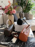 CELINE CYLINDER hobo bag size : 27.5x13x12cm - Image 3