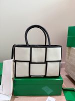Bottega veneta BV Andiamo tote size : 34X24 cm - Image 2