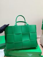 Bottega veneta BV Andiamo tote size : 34X24 cm