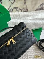 Bottega veneta  BV LP vanity bag size : 23 x 14cm - Image 3