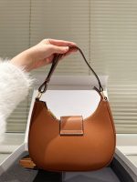 Celine triomphe hobo size : 23cm - Image 4