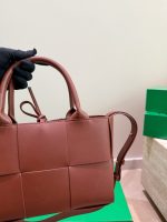 Bottega veneta BV Andiamo tote size : 24X17 cm - Image 4