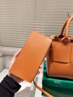 Bottega veneta BV Andiamo size : 24X17 CM - Image 7