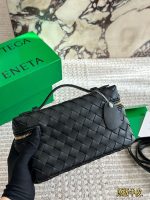 Bottega veneta  BV LP vanity bag size : 23 x 14cm - Image 6