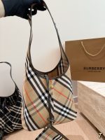 BURBERRY tote size:  22×27cm