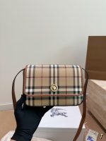 Burberry crossbody bag size : 20*13 - Image 2